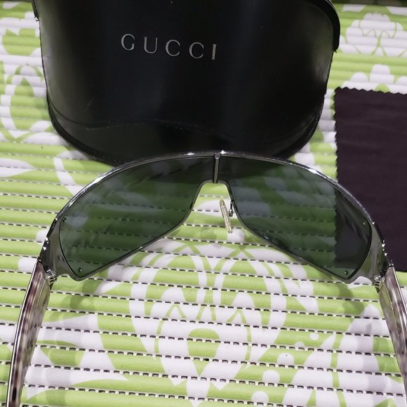 Men's Gucci Sunglasses. - Picture 10 of 10